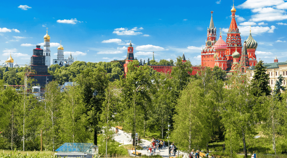 В Москву летом активнее поехали школьные группы и туристы 55+