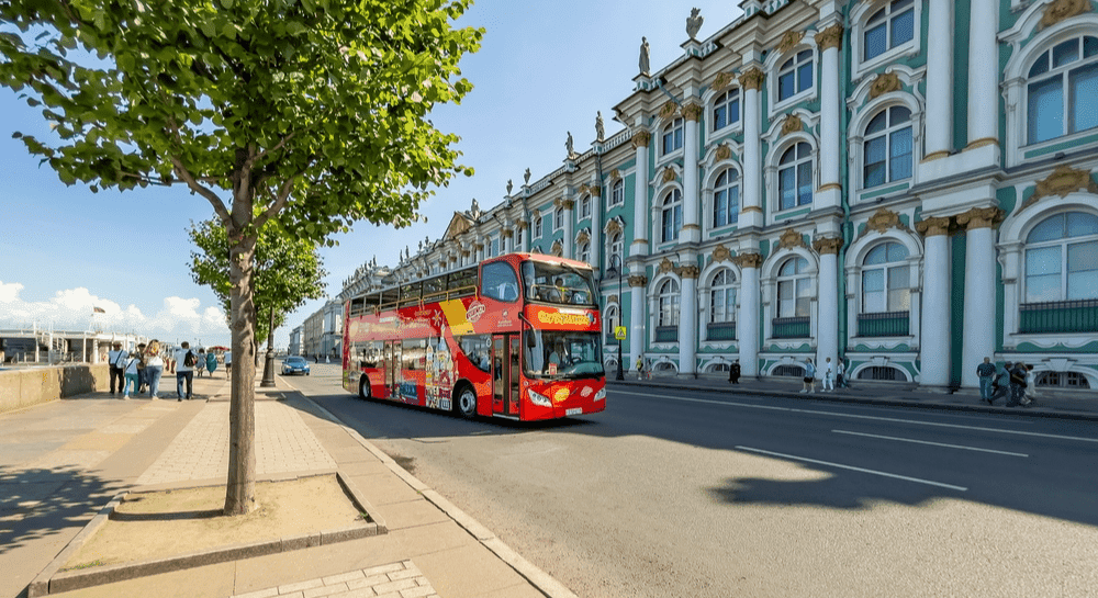 Турпоток в Петербург летом вырос за счет школьных групп и семей с детьми