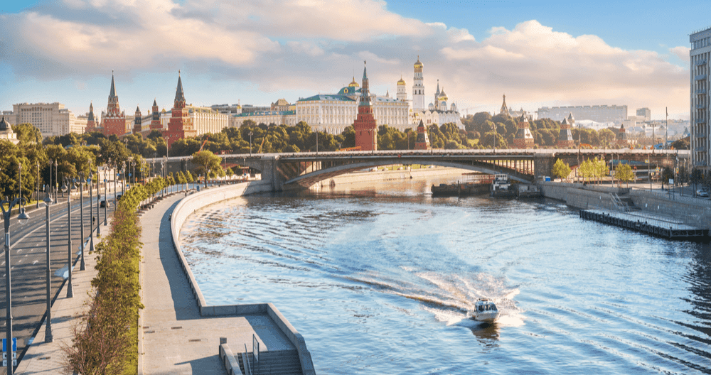 В разгар лета Москва лидирует среди регионов по бронированиям отелей